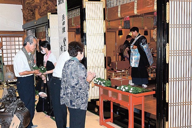 戦没者をしのんで手を合わせる遺族ら∥益田市横田町、正法寺