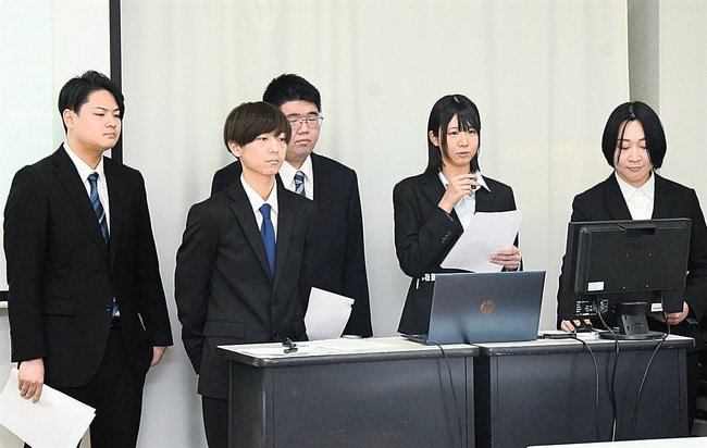 学習成果を発表する学生ら=出雲市斐川町富村、出雲コアカレッジ