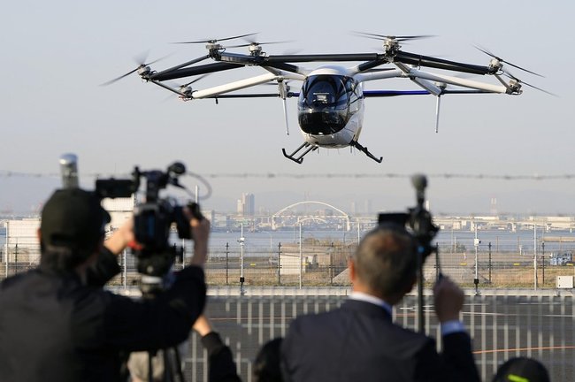 スカイドライブが公開した、大阪・関西万博に出展する「空飛ぶクルマ」のデモ飛行＝９日午後、大阪市此花区の夢洲
