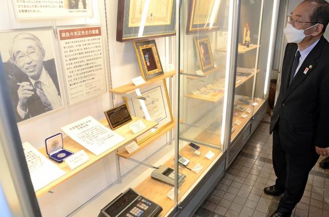 浜田市役所に展示された佐々木正さんの遺品の数々＝２０２２年１２月、浜田市殿町、市役所