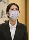 女性初となるタイトル戦本戦での勝利を逃し、取材に応じる里見香奈女流五冠＝１５日夜、大阪市の関西将棋会館