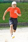 グラウンドを走る飯塚友紀君＝島根県川本町川本、川本中学校グラウンド