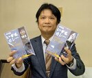 「護衛艦いずもカレー」を手にする西尾貴延社長＝出雲市灘分町、マルニシ物産