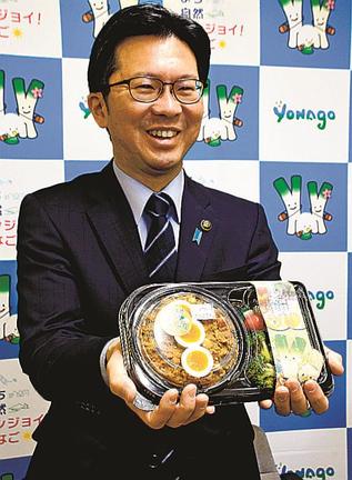 完成した「フレ飯弁当」を紹介する伊木隆司市長＝米子市加茂町１丁目、市役所