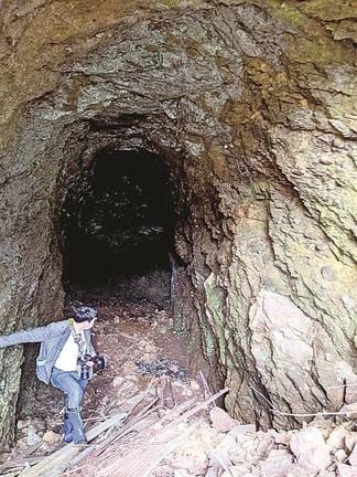 「蛟龍」の基地として掘られたとみられる地下壕＝福井県おおい町大島（福井新聞社提供）