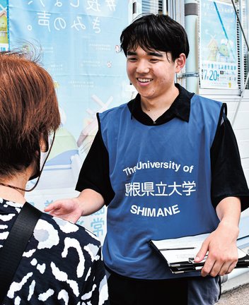 出口調査に取り組む島根県立大の学生＝浜田市殿町、市役所