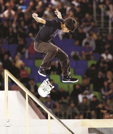 スケートボード世界選手権サンパウロ大会で技を披露する、銀メダルを獲得した堀米雄斗＝２０１９年９月（共同）