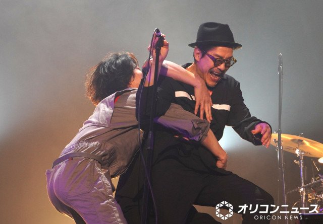 映画『ストリート・キングダム 自分の音を鳴らせ。』ライブイベント付き試写会でバックドロップを仕掛けられる田口トモロヲ監督(C)ORICON NewS inc.