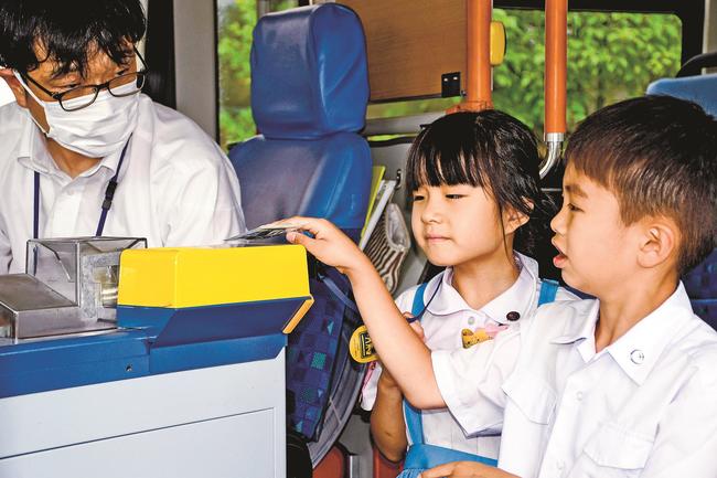 交通系ＩＣカードの使い方を体験する児童＝松江市大輪町、島根大教育学部付属義務教育学校