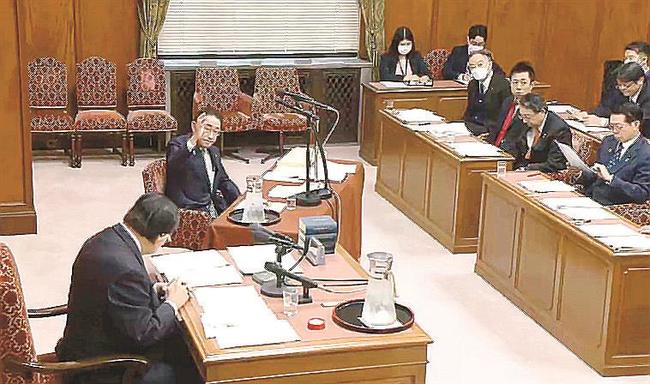 自民党派閥の政治資金パーティー裏金事件を受けた衆院政治倫理審査会で、挙手する岸田文雄首相（左奥）＝２９日午後