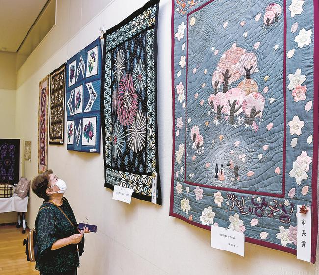 布澄会のタペストリー作品を眺める来場者＝出雲市浜町、縁結び交流館