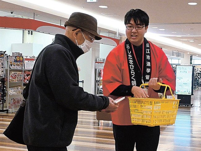 投票を呼びかける池渕匠さん（右）＝松江市東朝日町、イオン松江ショッピングセンター