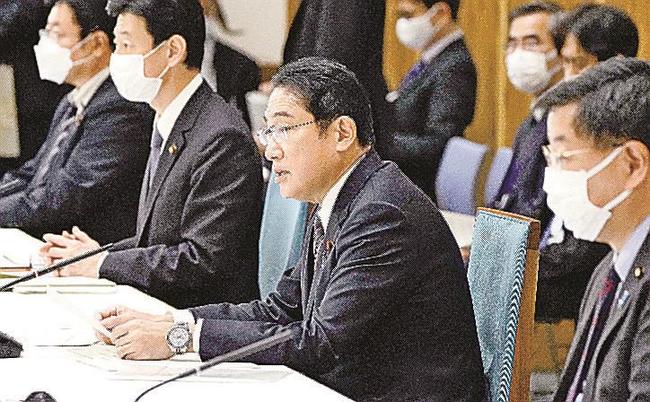 政府が開催した脱炭素の方策を議論する「ＧＸ実行会議」であいさつする岸田首相（右から２人目）＝２２日午後、首相官邸
