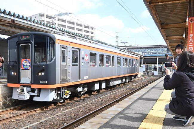 関係者を乗せて出発する新型車両「８０００系」＝松江市中原町、松江しんじ湖温泉駅