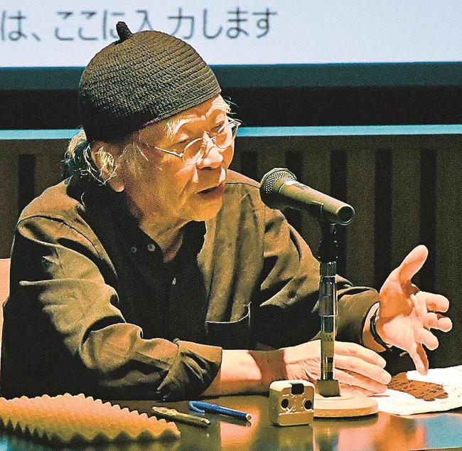 雑誌のデザインについて語る新谷雅弘さん＝松江市袖師町、島根県立美術館