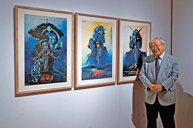 機動戦士ガンダムのポスターを前に思いを語る安彦良和さん＝益田市有明町、島根県文化芸術センター・グラントワ（（ｃ）創通・サンライズ）