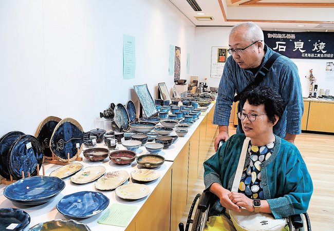 石見焼の作品を楽しむ来館者＝松江市殿町、島根県物産観光館