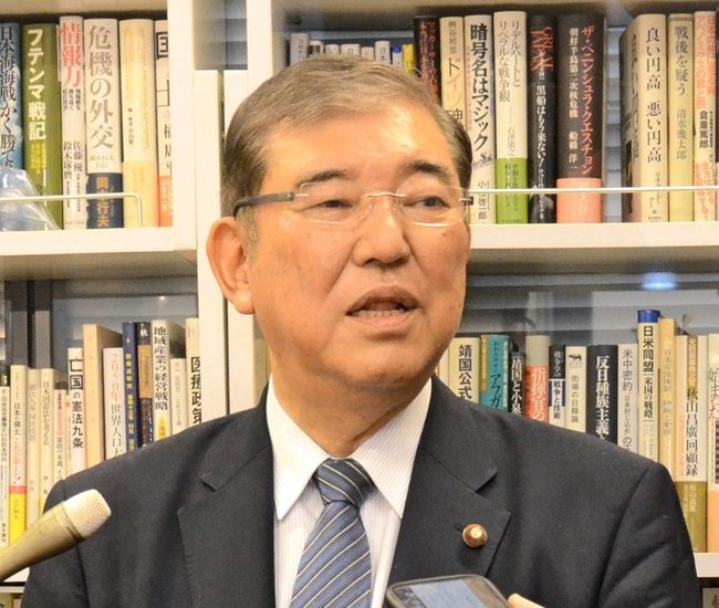 記者団の取材に応じる石破茂氏＝東京・永田町、国会内