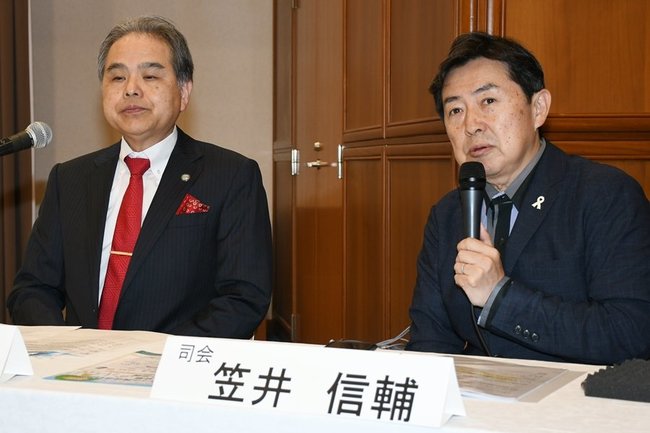 闘病経験を交えながら司会をする笠井信輔さん（右）と礒部威教授＝出雲市渡橋町、出雲ロイヤルホテル