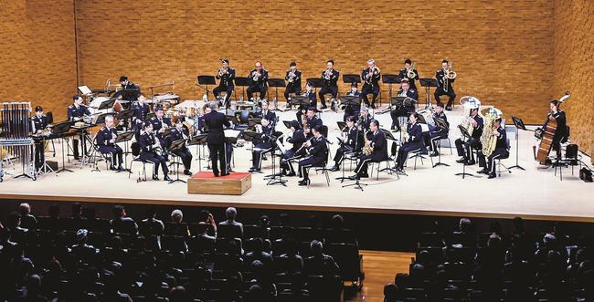 新安来市発足２０周年を記念し演奏する航空自衛隊西部航空音楽隊＝安来市飯島町、アルテピア