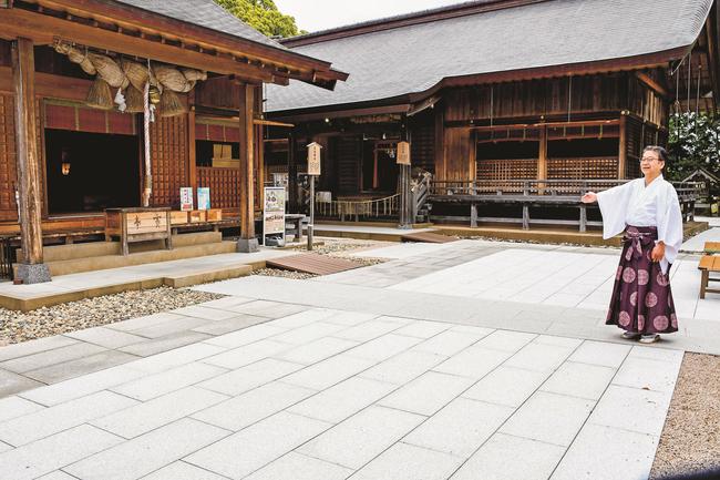 バリアフリーが完了した境内を紹介する錦田剛志宮司＝出雲市斐川町併川、万九千神社