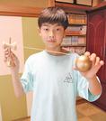 愛用のけん玉でポーズを決める中山空良さん