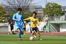 前半、今季初スタメンのＦＣ神楽しまねＭＦ田平謙（右）がドリブルで攻め込む＝枚方市立陸上競技場 
