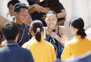成年女子板飛び込みを制し、笑顔を見せる鳥取・三上紗也可（奥右）＝鹿児島市鴨池公園プール