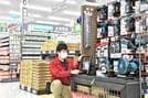 工具や資材類の品ぞろえを充実させたジュンテンドー神西店の売り場＝出雲市神西沖町