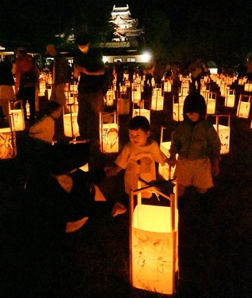 あんどんを眺める来場者=松江市殿町