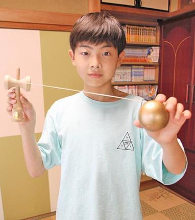 愛用のけん玉でポーズを決める中山空良さん