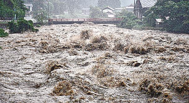 （６）台風７号の大雨で増水し濁流と化した佐治川＝８月１５日、鳥取市佐治町内