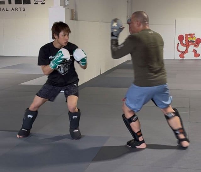 『UFC 327』UFC世界フライ級王者のジョシュア・ヴァンと対戦する平良達郎(左) (C) THE BLACKBELT JAPAN / UFC