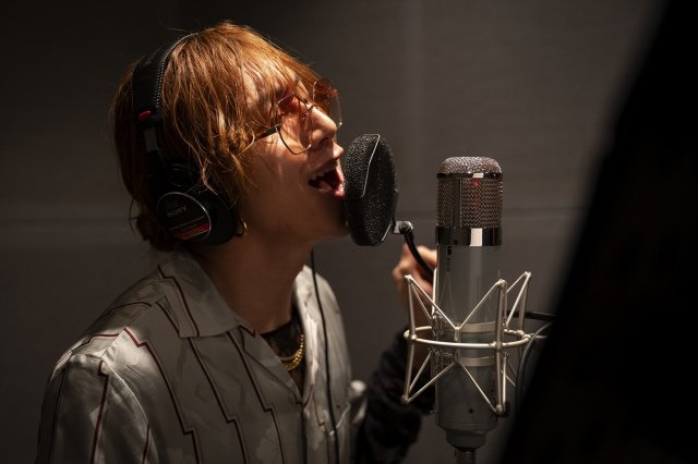 映画『楓』(12月19日公開)でスピッツの「楓」をカバーする渋谷龍太(SUPER BEAVER)(C)2025 映画『楓』製作委員会