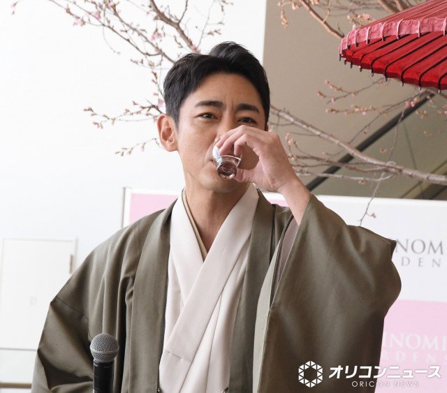 朝から日本酒ぐいっと飲んだ小泉孝太郎 (C)ORICON NewS inc.