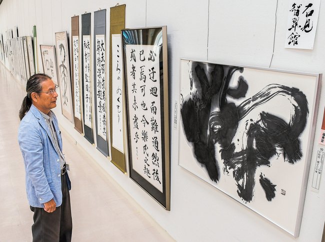 全国高校総合文化祭推薦作「燦」（右）など高校生の力作を楽しむ鑑賞者＝松江市袖師町、県立美術館ギャラリー