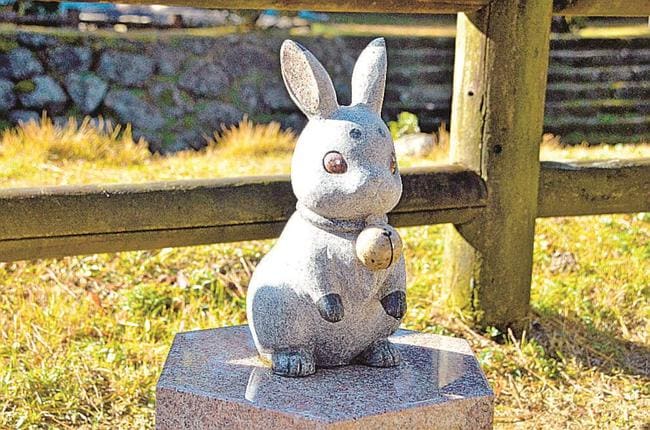 「神在月のこども」に登場するウサギ「シロ」＝出雲市大社町杵築東、出雲大社