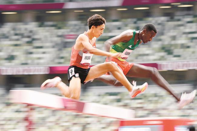 男子３０００㍍障害予選　力走する三浦龍司（左）＝国立競技場