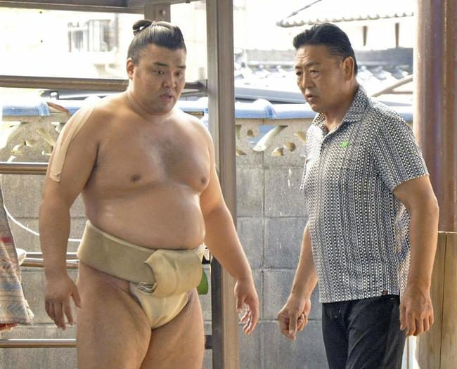 稽古で陸奥親方（右）と話す霧島＝１１日、名古屋市の陸奥部屋宿舎