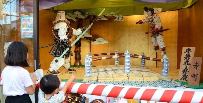 特選に選ばれた寺町の「牛若丸と弁慶」=出雲市平田町