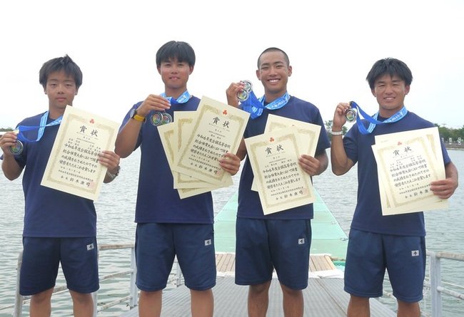 カヌースプリント男子カナディアンフォア200メートルで２位に入った出雲農林（手前）｡左から宮原悠煌、飛田統羽、立花賢太郎、石原里海