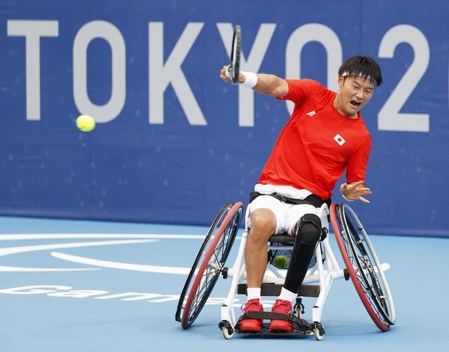 男子シングルス２回戦　プレーする三木拓也＝有明テニスの森公園