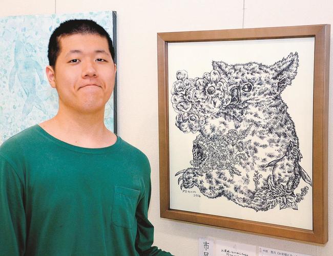 コアラをモチーフにした作品でデザイン部門の市展賞に輝いた中原悠月さん＝米子市中町、市美術館