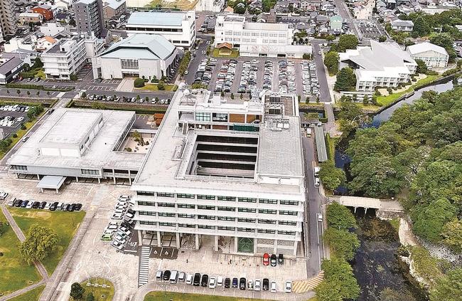 島根県庁周辺のモダニズム建築群。手前が県庁で、右奥が県立図書館、左奥が県立武道館＝松江市殿町（ドローン撮影）