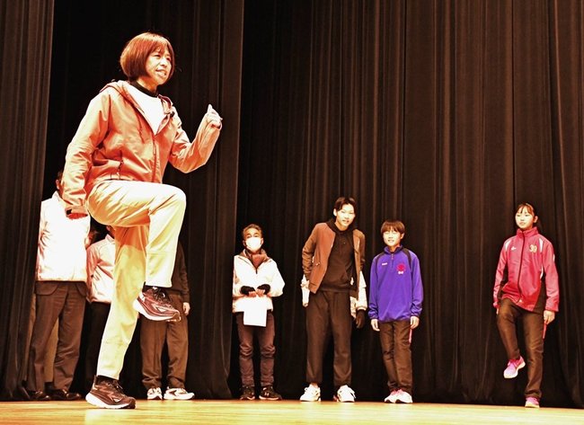 大田市での講演で走り方を実演する福士加代子さん（左）＝３月２日