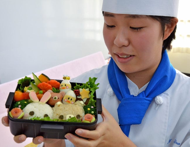 弁当を手に受賞を喜ぶ吉良のぞみさん=米子市長砂町、米子南高校