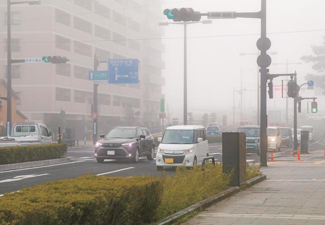 松江市内は深い霧に包まれた＝２４日午前７時半