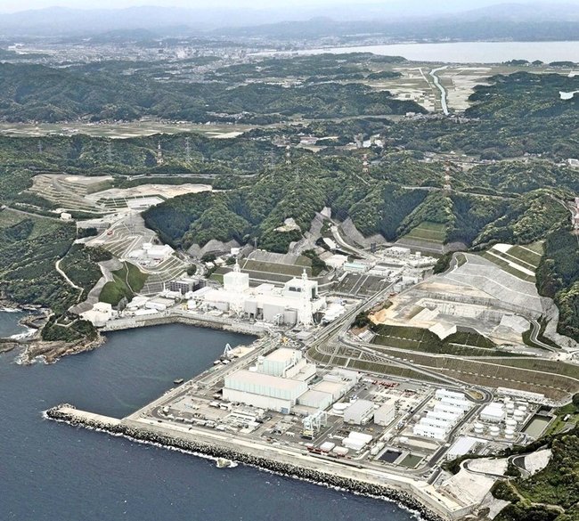 中国電力島根原発２号機（中央）、左は１号機、手前は３号機＝松江市鹿島町片句