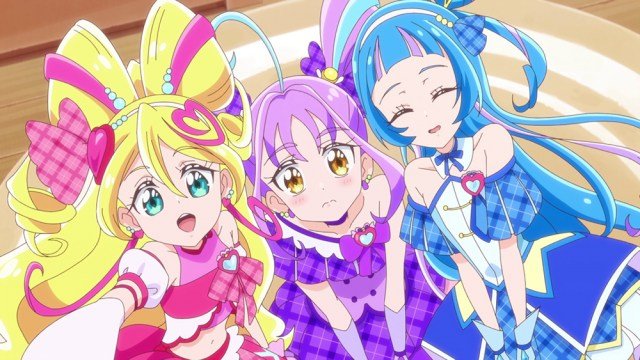 キミとアイドルプリキュア♪』お泊り会で異例の変身 グッズ制作の衣装 