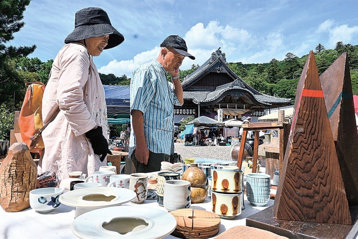秋到来告げる骨董市 出雲大社教祖霊社 一点もの求め人出 | 山陰中央